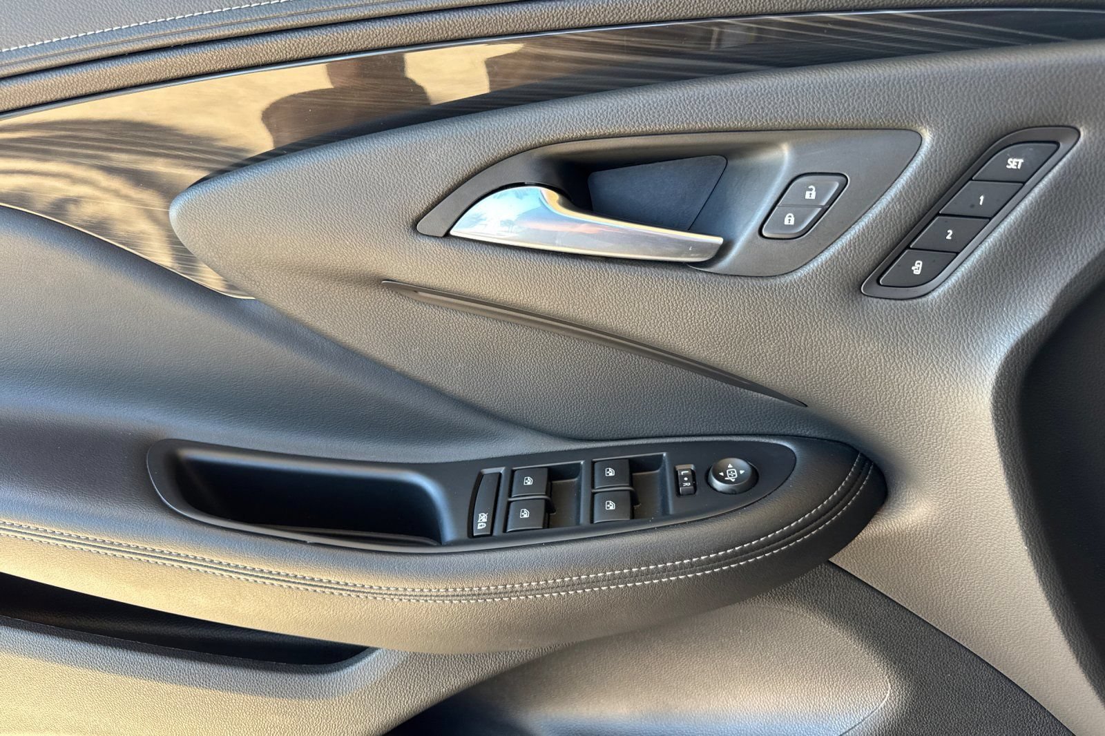 Certified 2020 Buick Envision Essence w/ LPO, Cargo Package FWD image 11