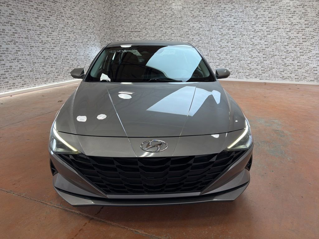 Certified 2022 Hyundai Elantra SE image 2