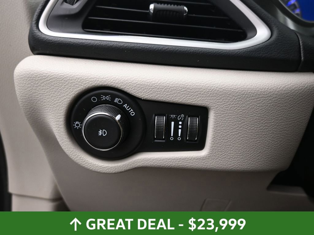 Used 2023 Chrysler Pacifica Touring-L image 26