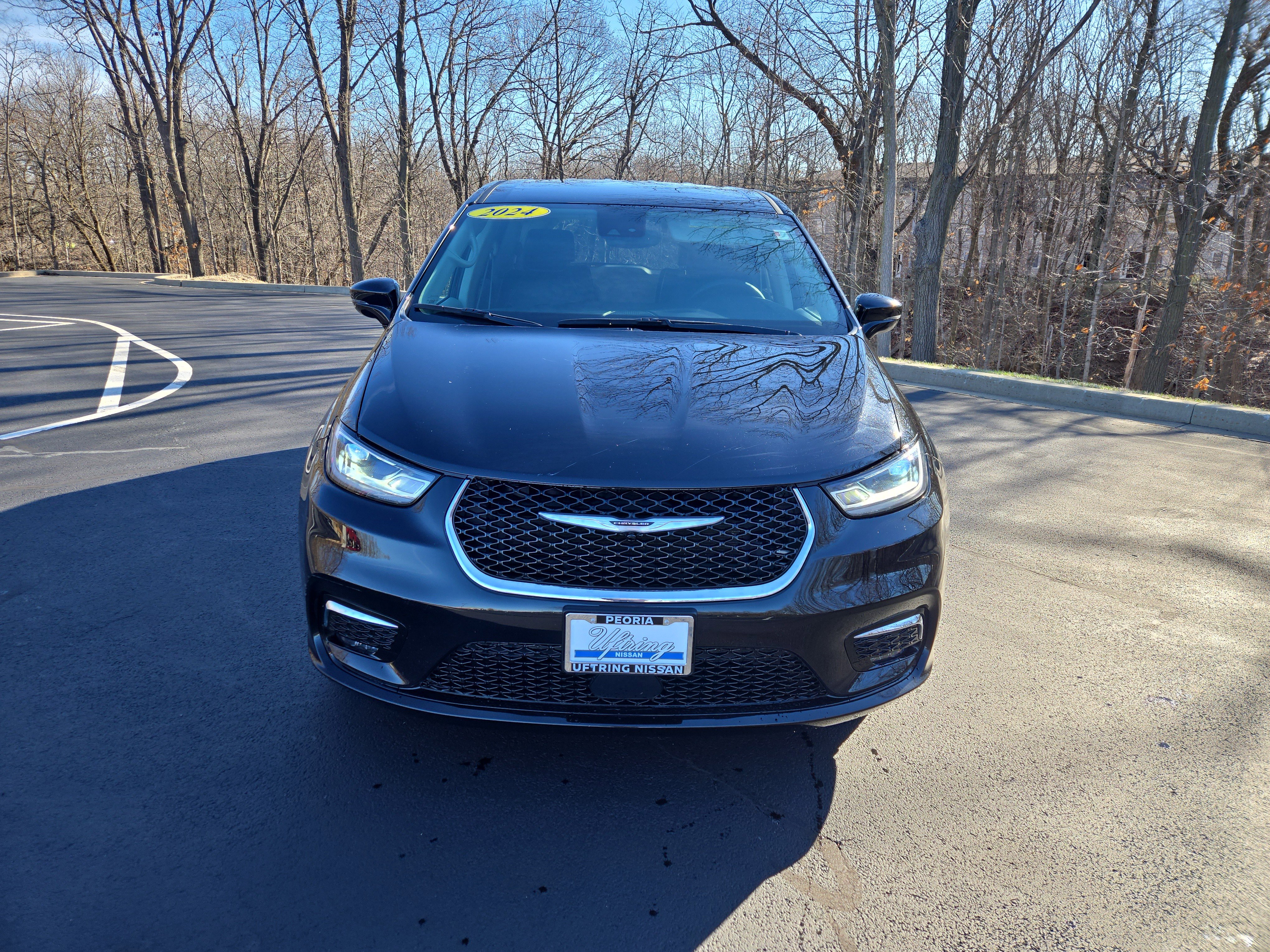 Used 2024 Chrysler Pacifica Touring-L image 7