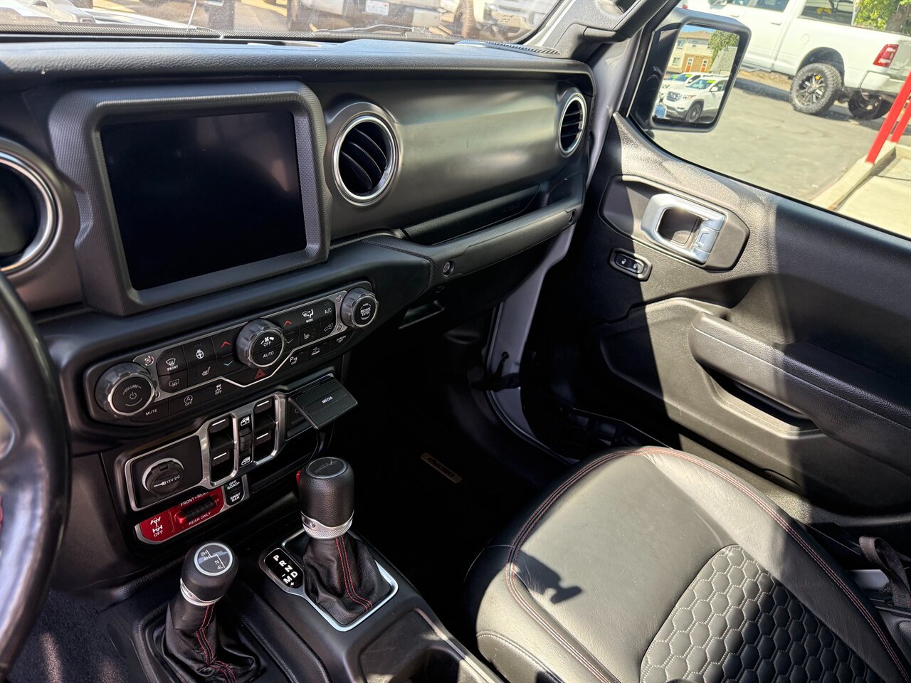 Used 2022 Jeep Gladiator Rubicon w/ Cold Weather Group AWD/4WD image 10