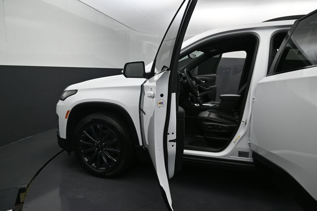 Used 2022 Chevrolet Traverse RS FWD image 13