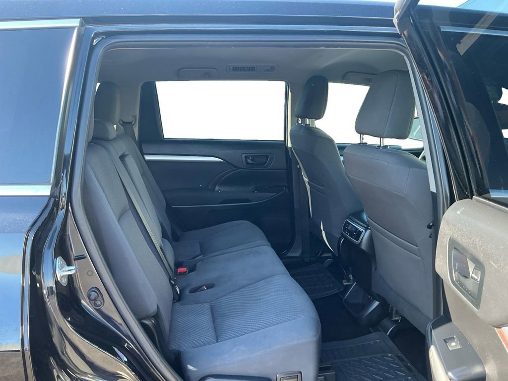 Used 2019 Toyota Highlander LE FWD image 23