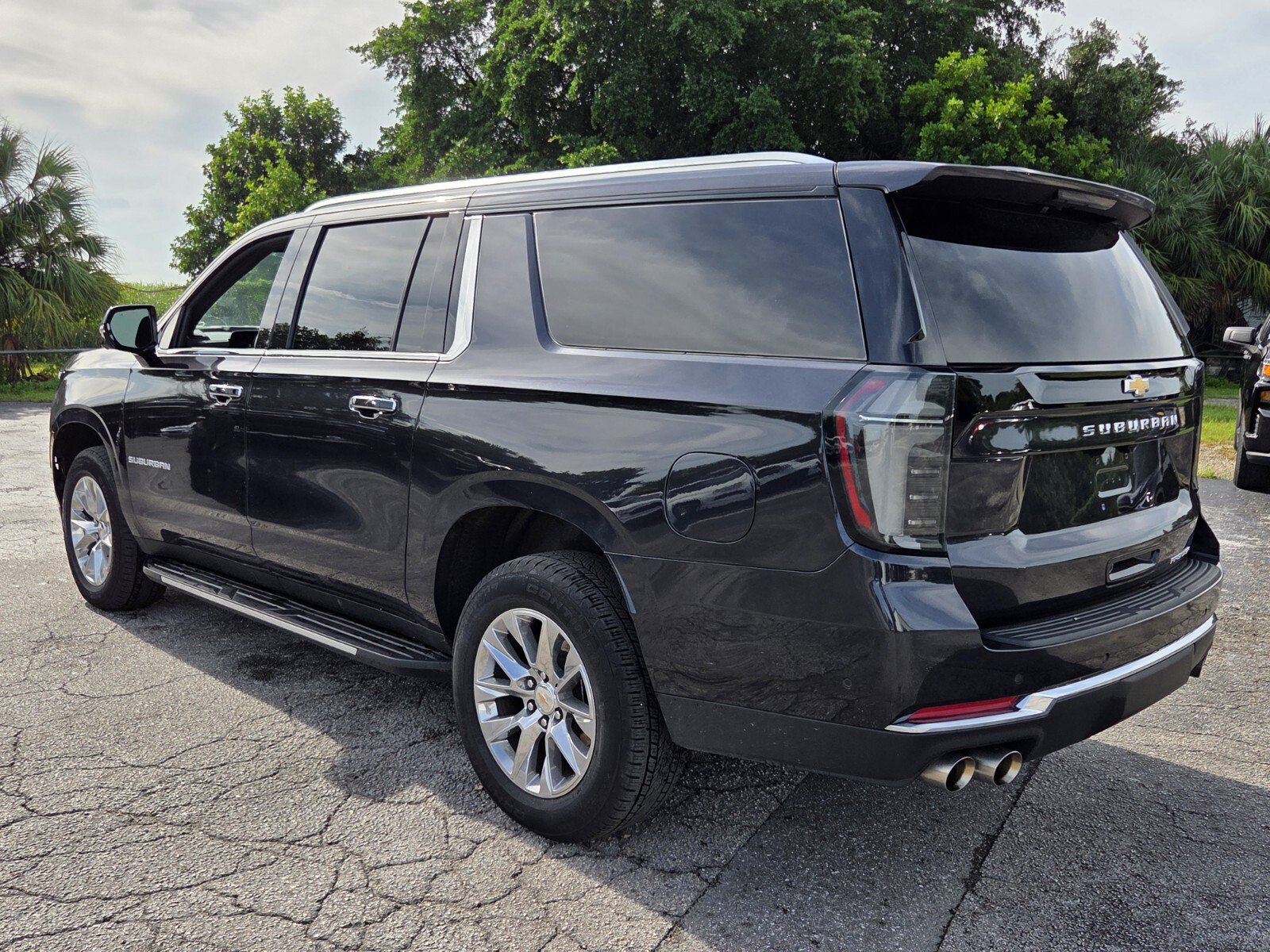 Used 2026 Chevrolet Suburban Premier AWD/4WD image 3