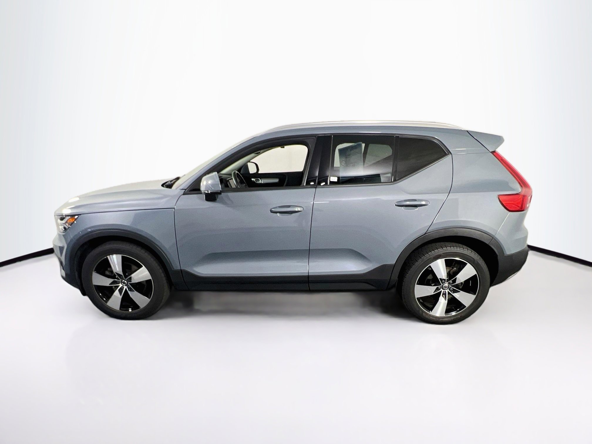Used 2021 Volvo XC40 T5 Momentum w/ Protection Package Premier AWD/4WD image 8