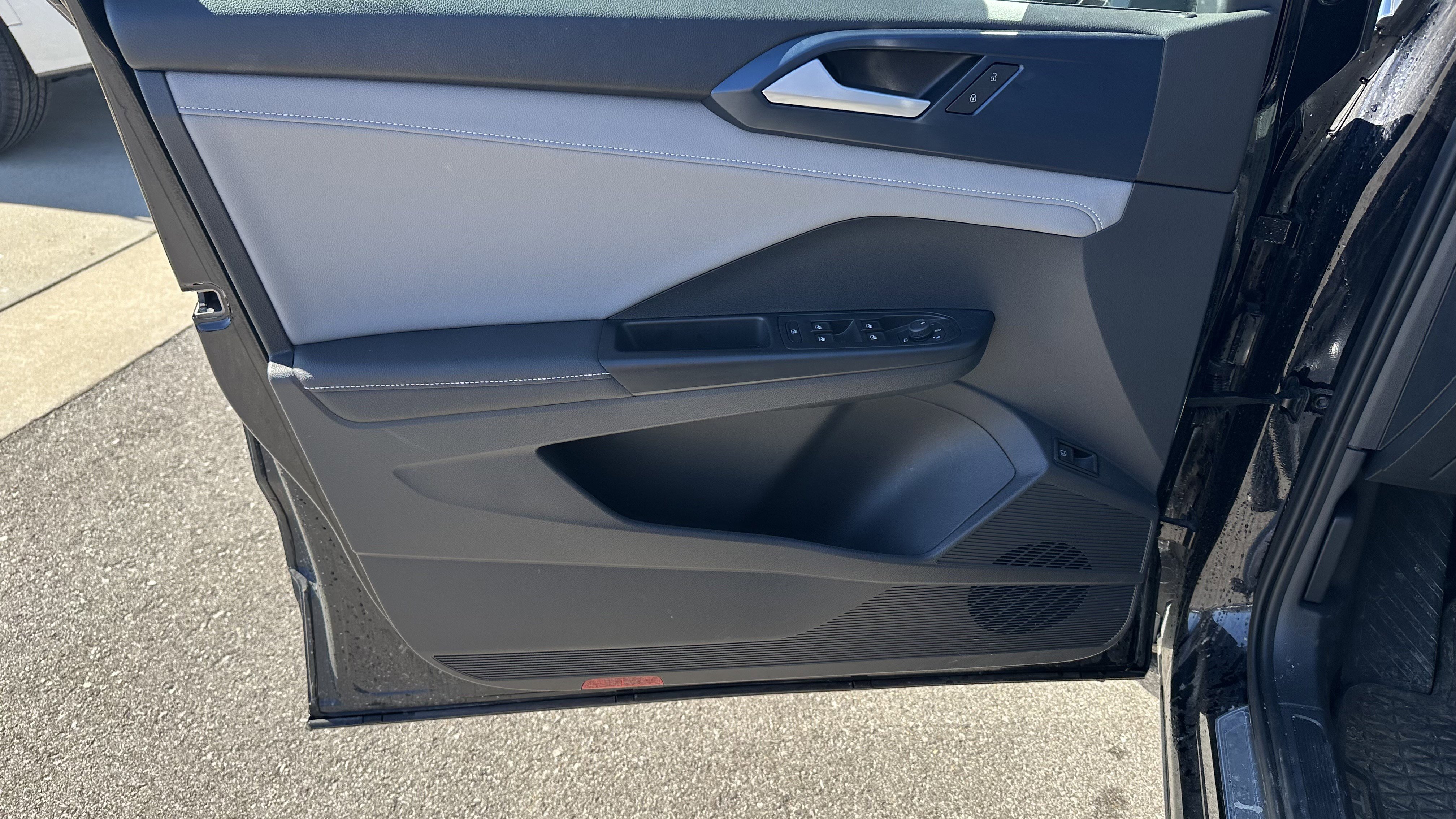 Used 2024 Volkswagen Taos SE w/ Panoramic Sunroof Package image 16