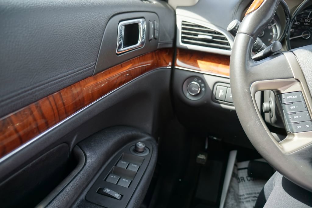 Used 2010 Lincoln MKT image 11