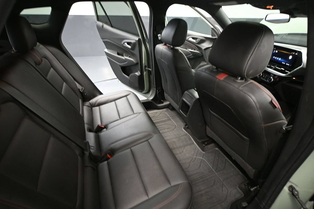 Used 2024 Chevrolet Trax RS w/ Sunroof Package FWD image 34