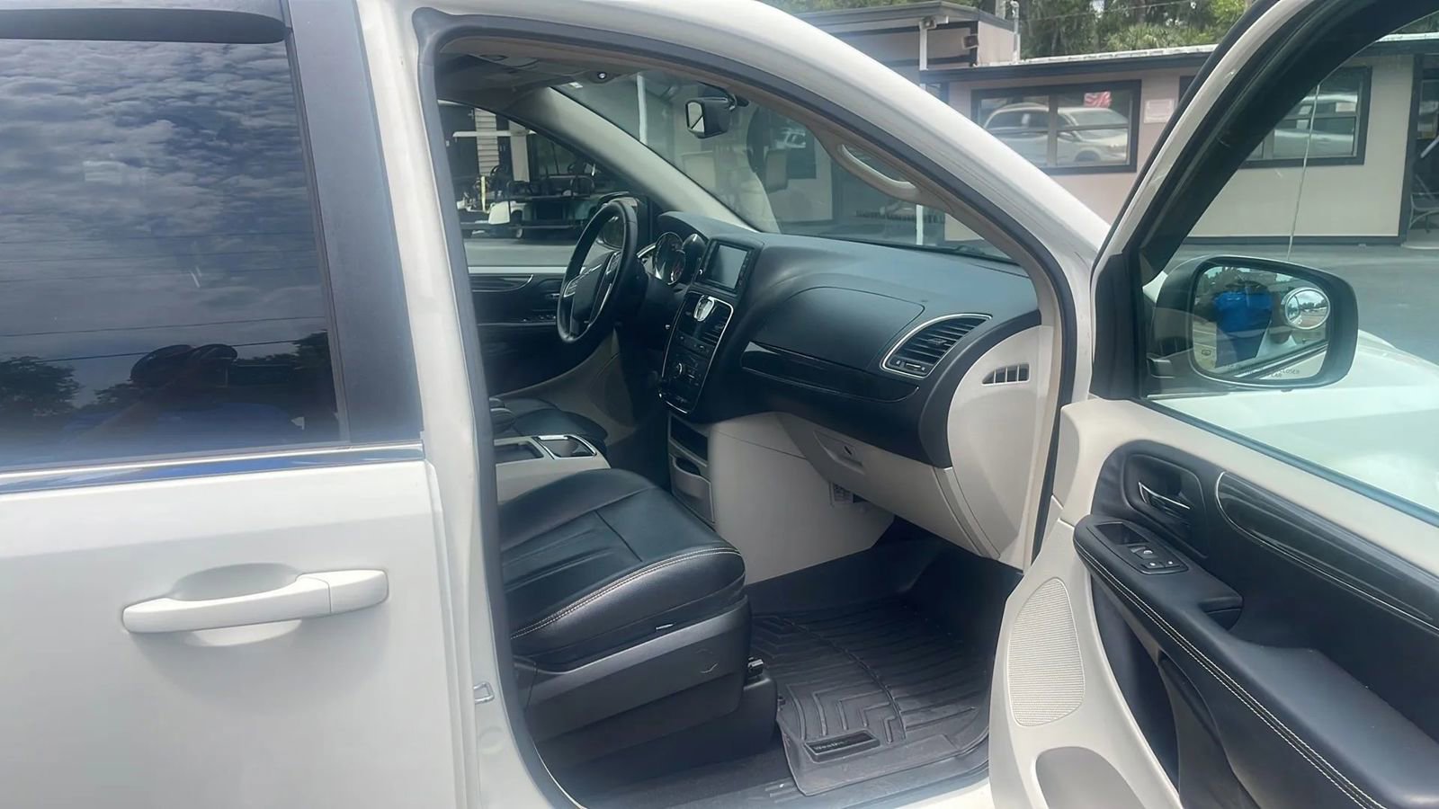 Used 2013 Chrysler Town & Country Touring FWD image 12