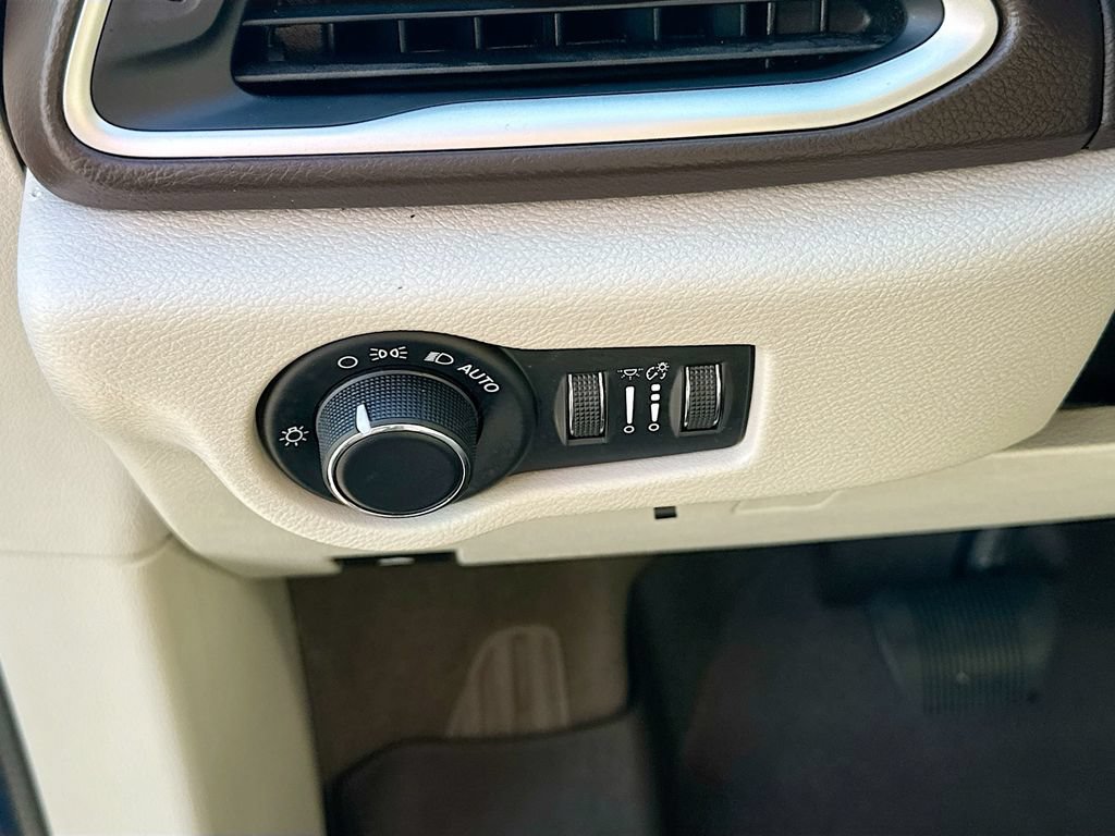 Used 2017 Chrysler Pacifica Touring FWD image 27