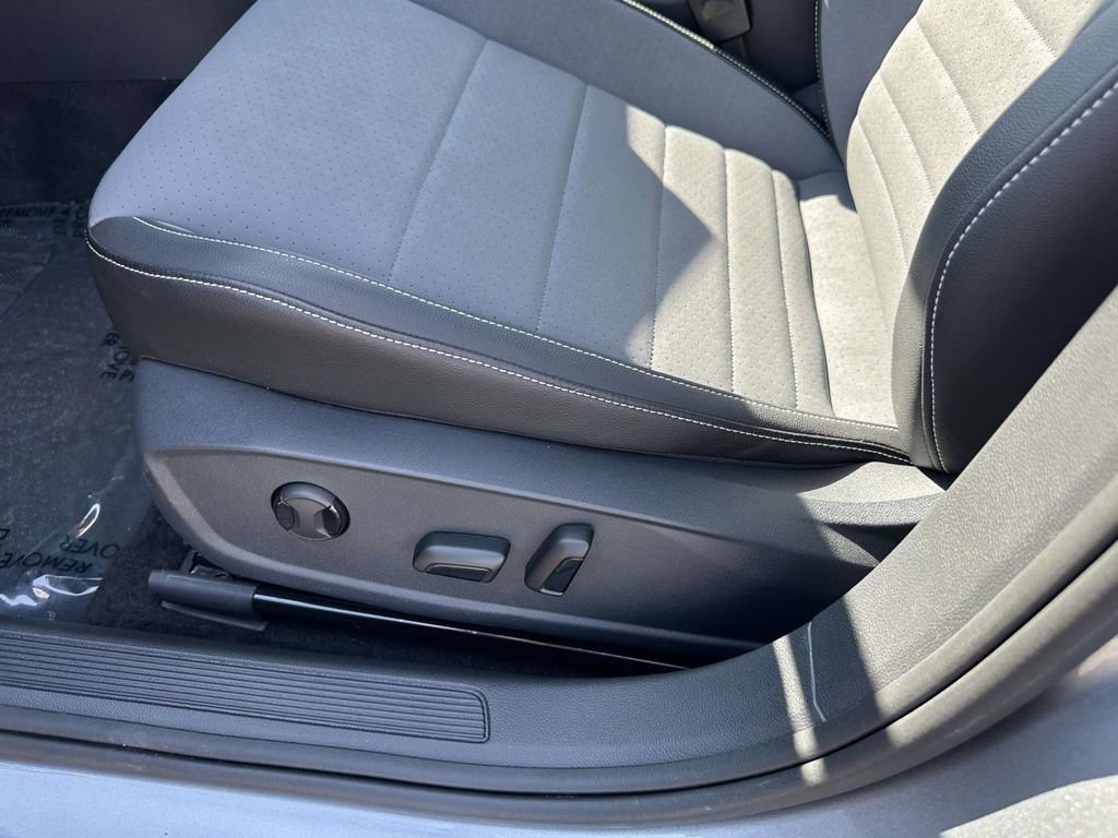 Used 2025 Volkswagen Jetta SE w/ Sunroof Package image 20