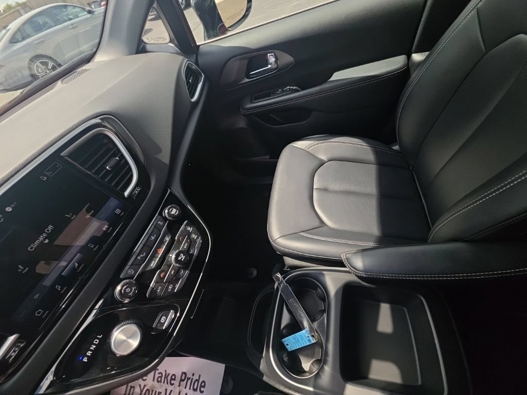 Used 2025 Chrysler Pacifica Select FWD image 21