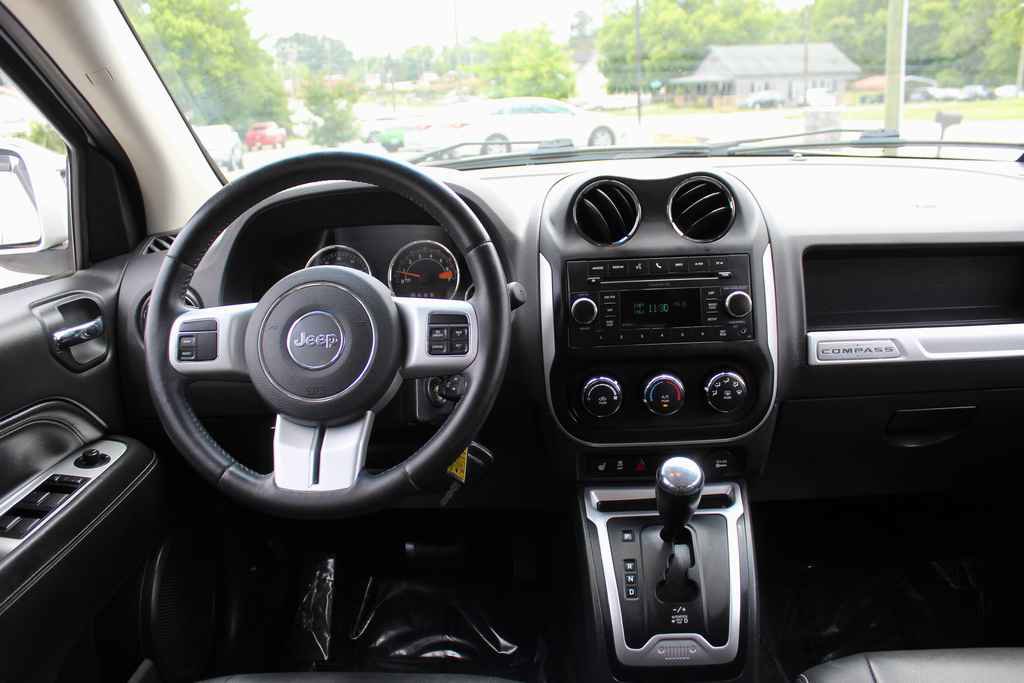 Used 2017 Jeep Compass Latitude FWD image 28
