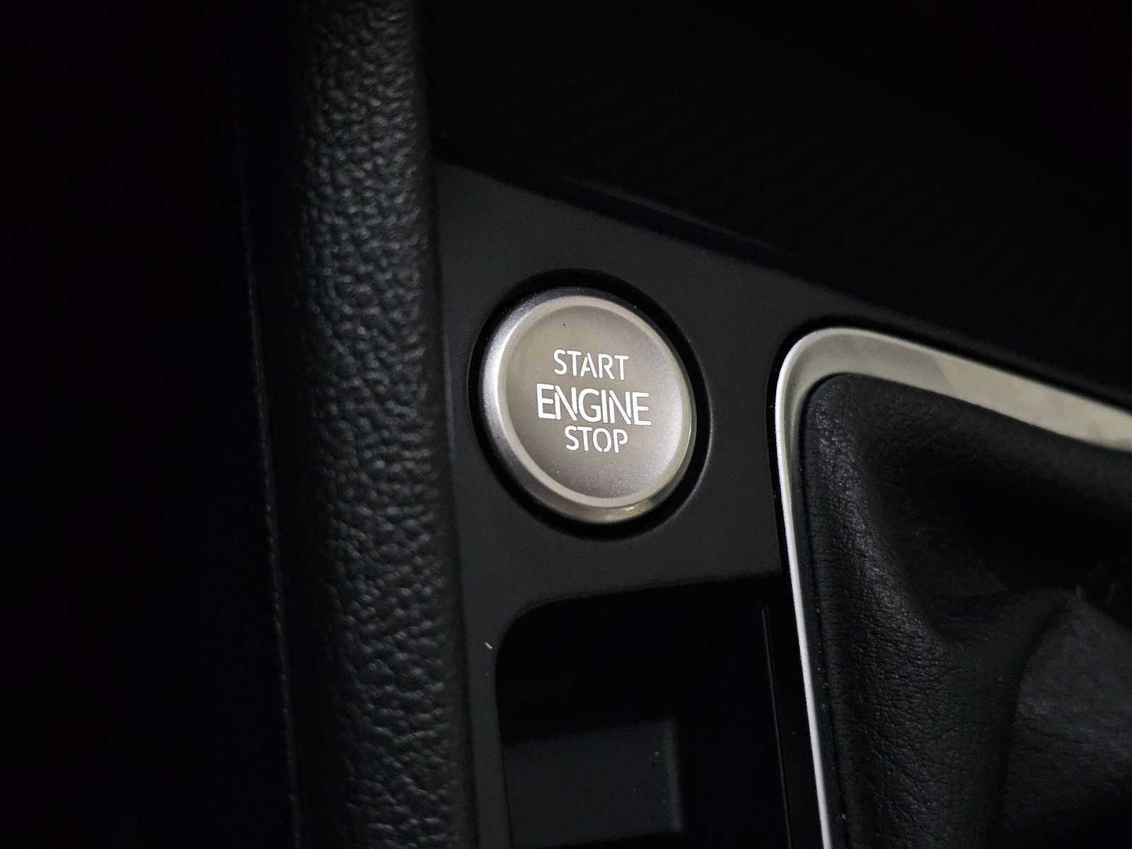 Certified 2025 Volkswagen Jetta SE image 33