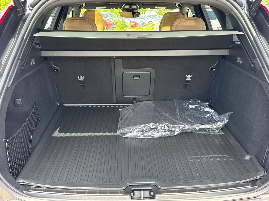 Certified 2025 Volvo XC60 B5 Ultra w/ Climate Package AWD/4WD image 5