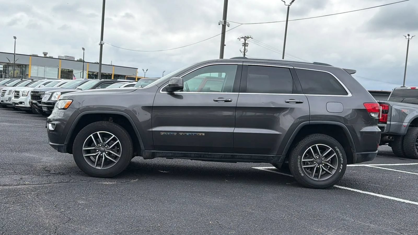 Used 2019 Jeep Grand Cherokee Laredo w/ 18" Wheel & 8.4" Radio Group AWD/4WD image 4