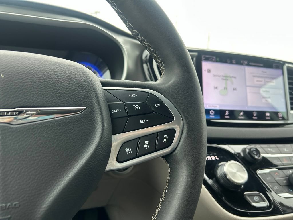 Used 2024 Chrysler Pacifica Touring-L FWD image 12