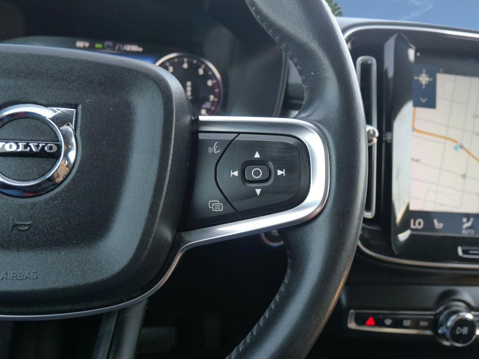 Used 2019 Volvo XC40 T5 Momentum image 12