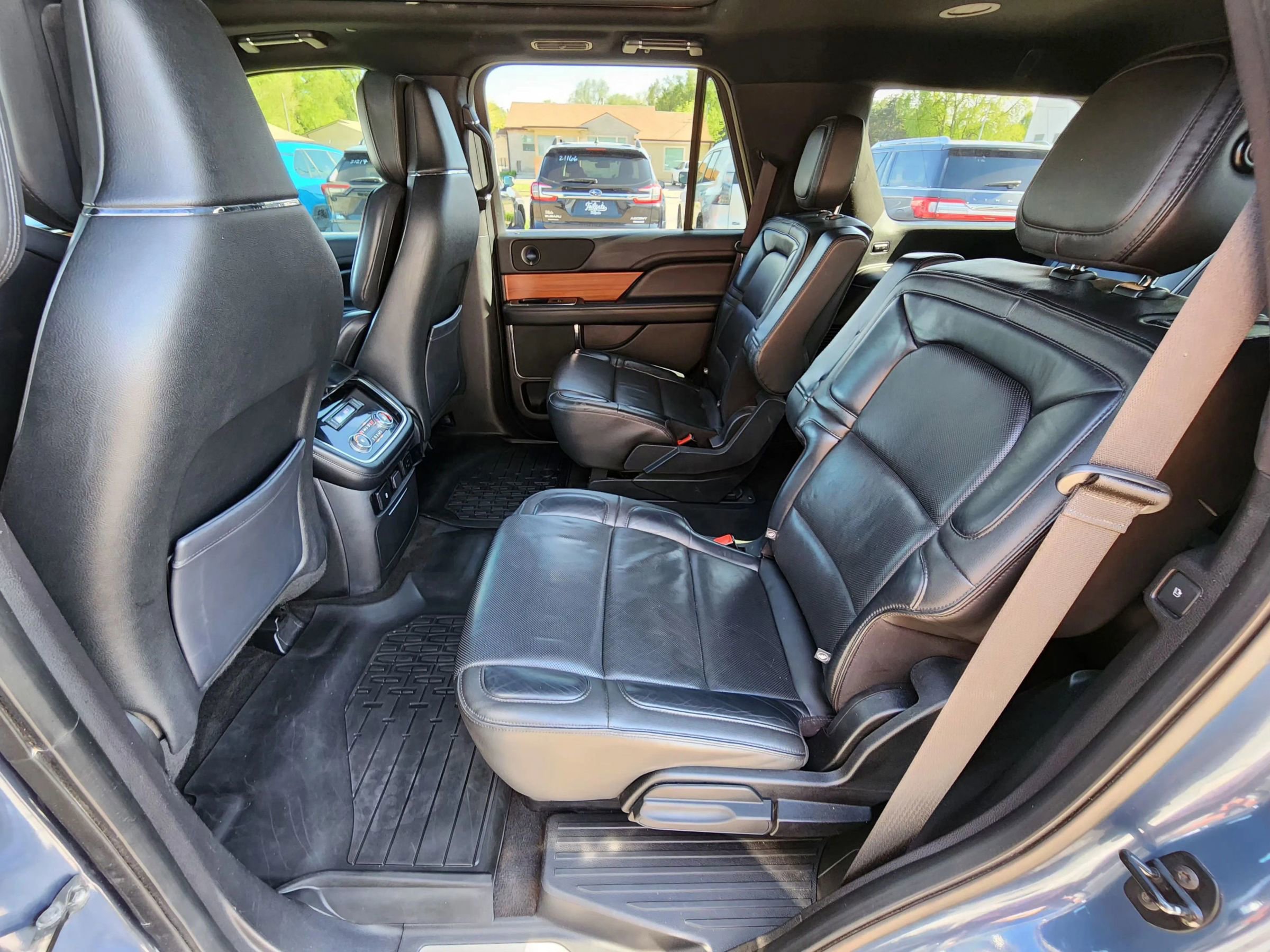 Used 2018 Lincoln Navigator Select w/ Cargo Package AWD/4WD image 17