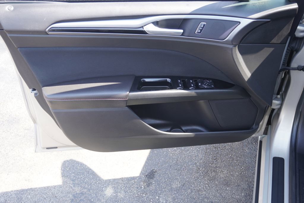 Used 2016 Ford Fusion SE FWD image 10