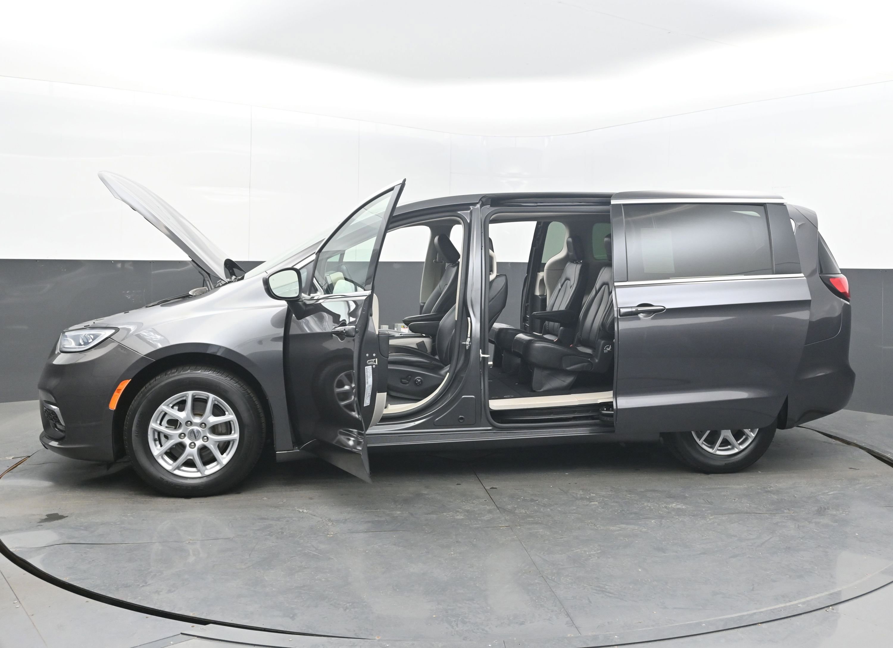 Used 2023 Chrysler Pacifica Touring-L image 43