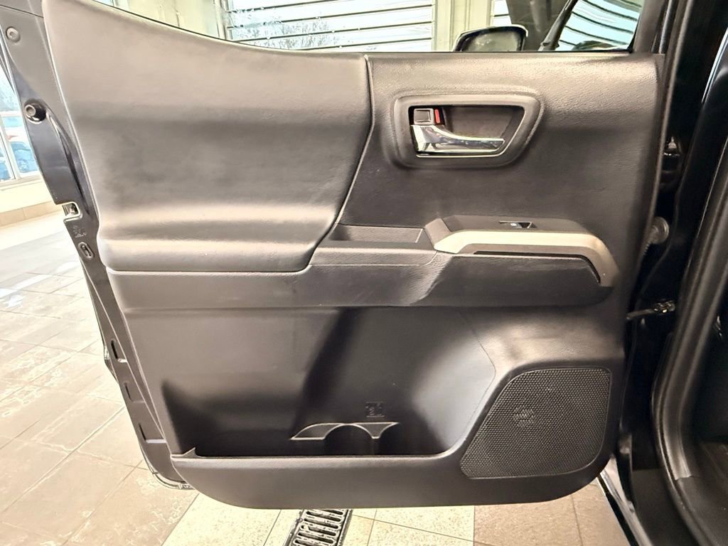 Used 2021 Toyota Tacoma Limited image 40