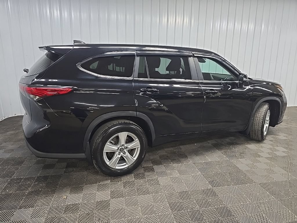Used 2023 Toyota Highlander LE AWD/4WD image 3