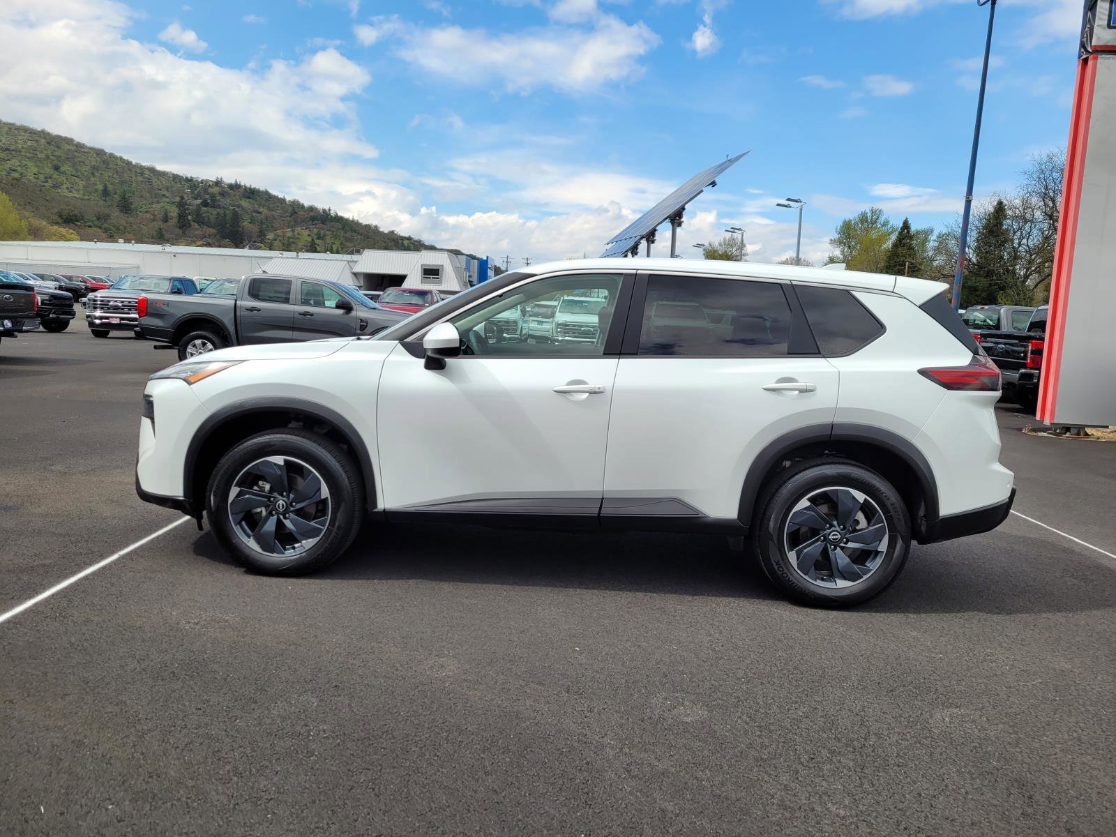 Used 2025 Nissan Rogue SV AWD/4WD image 8