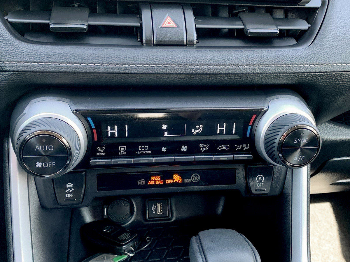Used 2025 Toyota RAV4 XLE AWD/4WD image 23