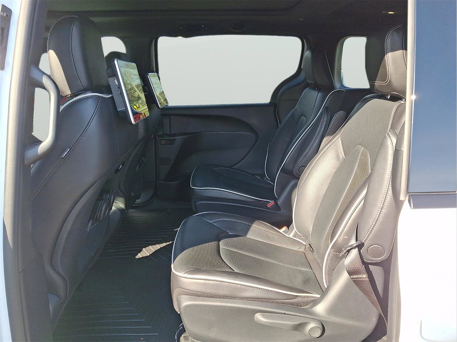 Used 2023 Chrysler Pacifica Limited w/ S Appearance Package image 8