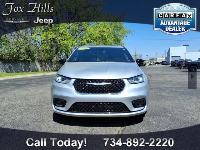 Used 2026 Chrysler Pacifica Limited FWD image 2