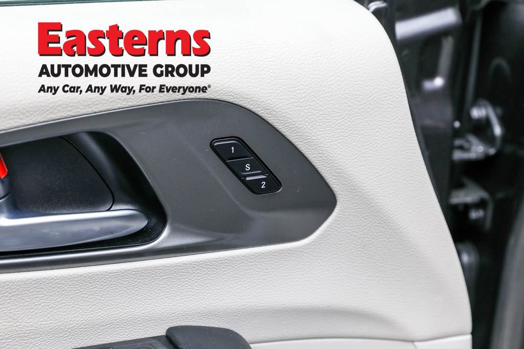 Used 2023 Chrysler Pacifica Touring-L image 21