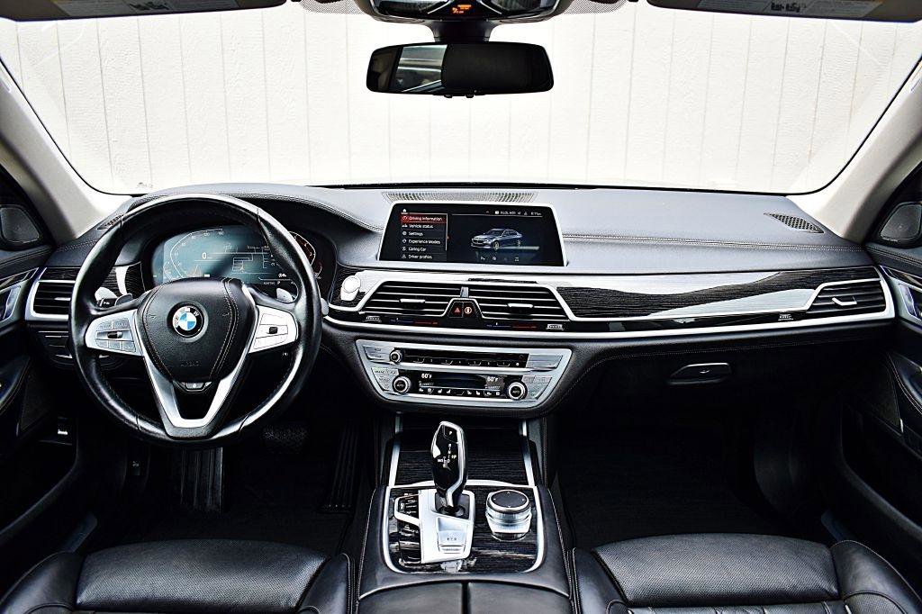 Used 2022 BMW 740i RWD image 24