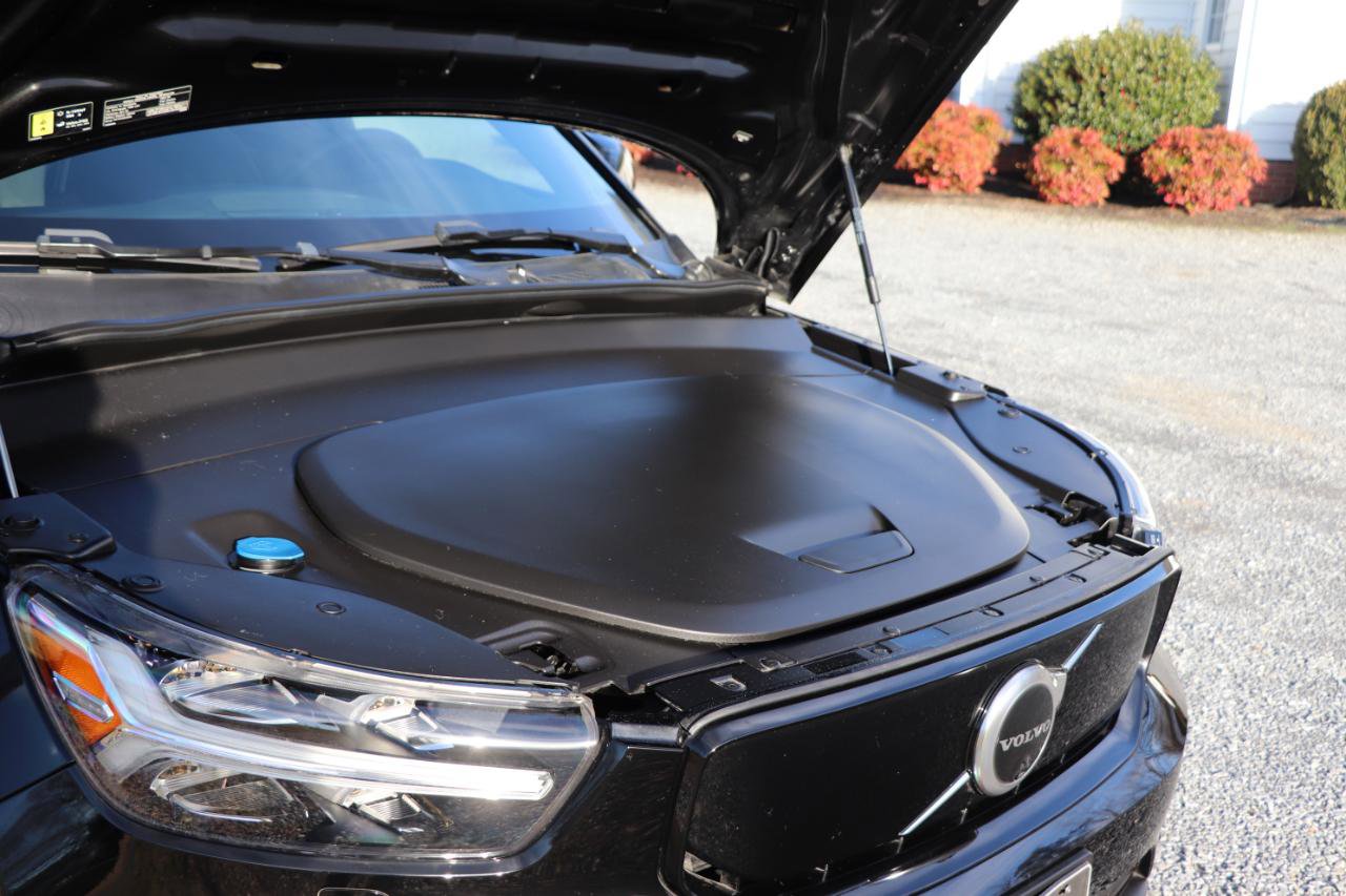 Used 2022 Volvo XC40 P8 Recharge Plus image 2