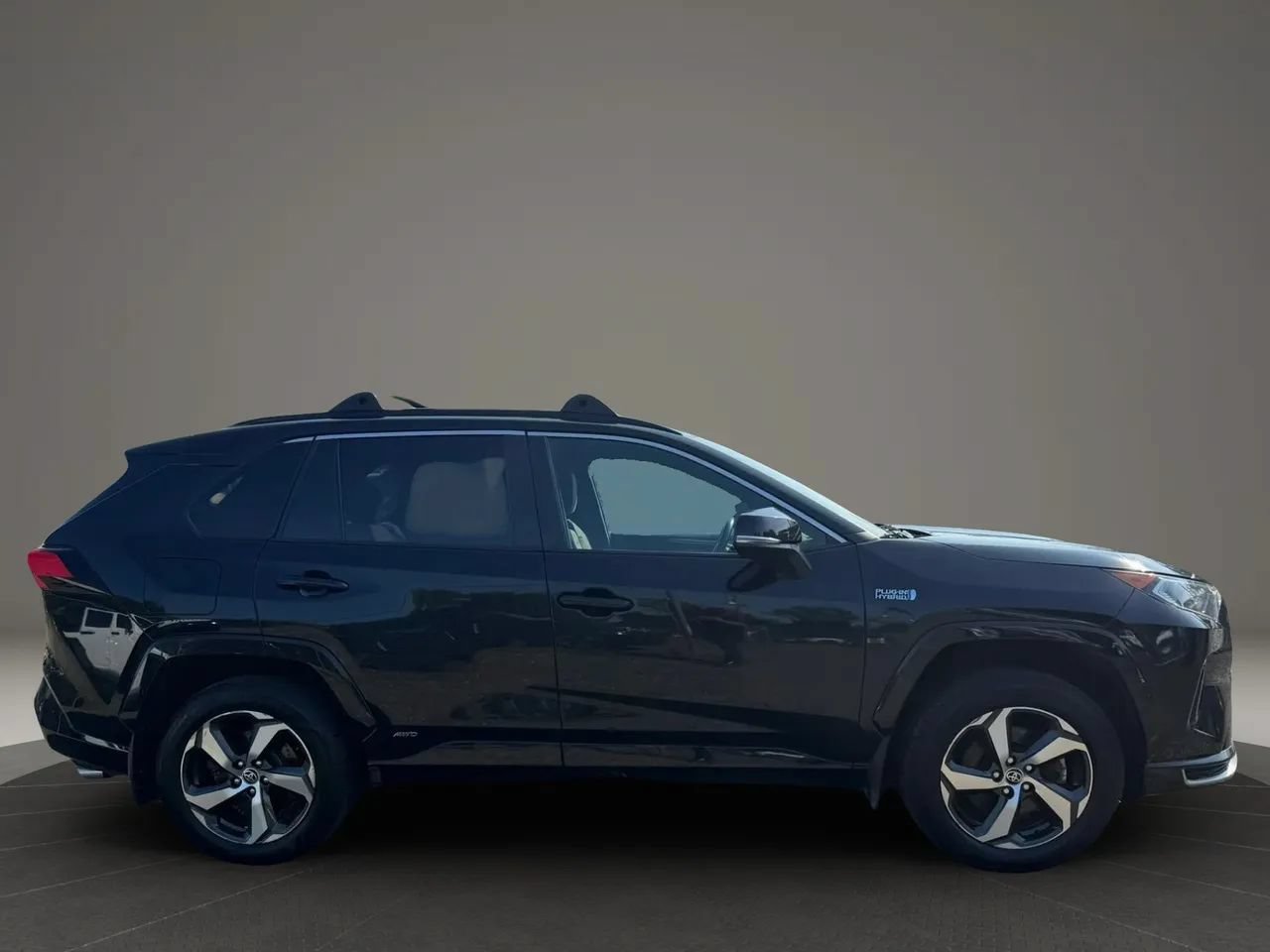 Used 2021 Toyota RAV4 SE w/ Weather & Moonroof Package AWD/4WD image 4