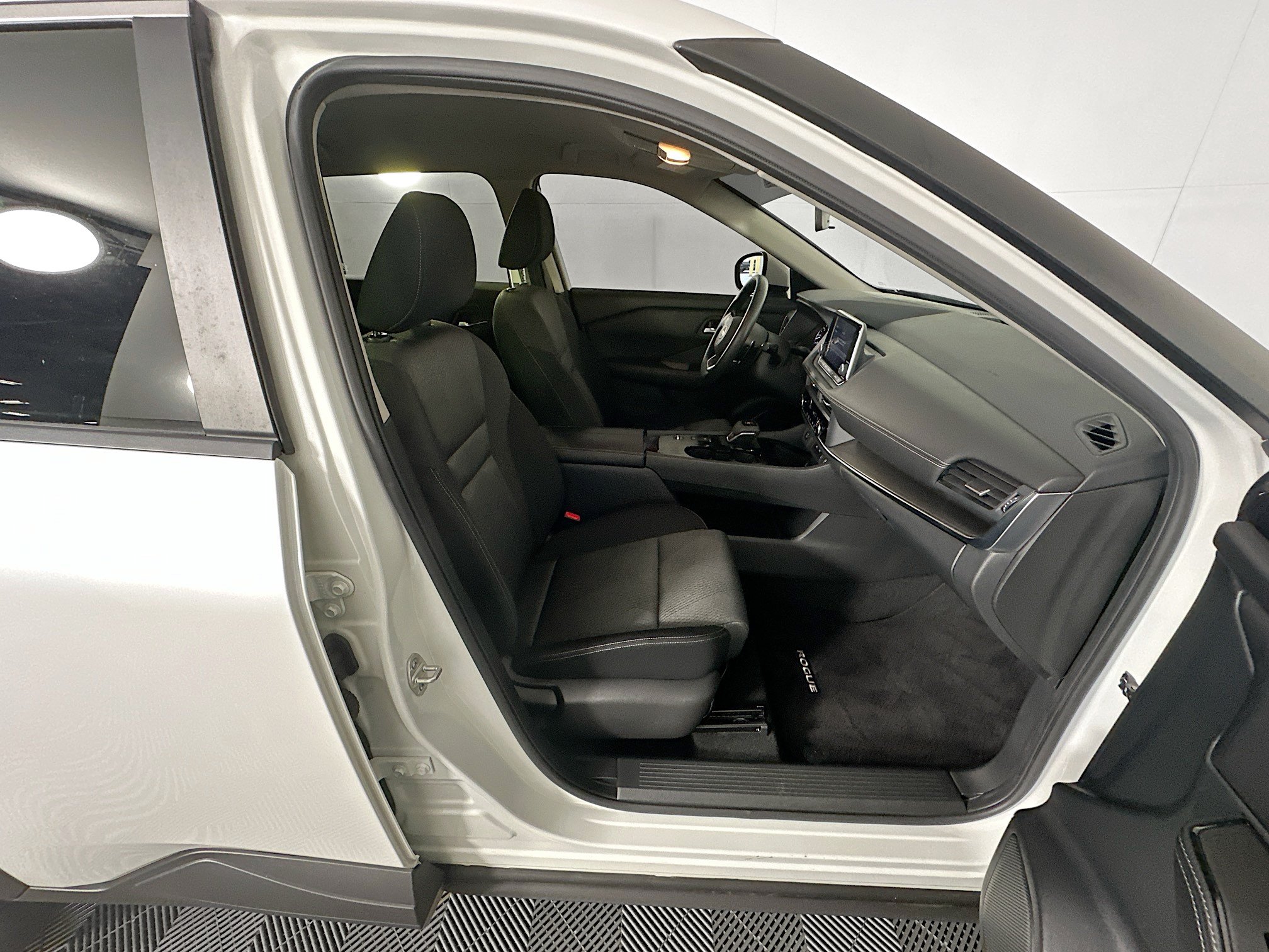 Used 2024 Nissan Rogue SV FWD image 30