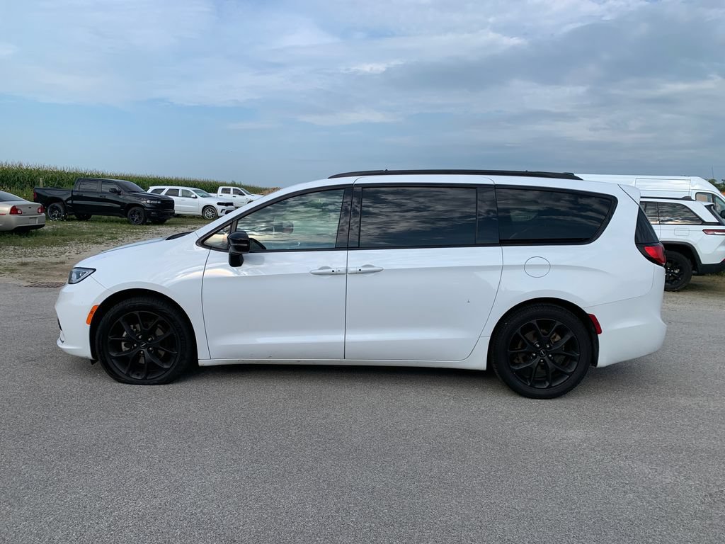 Used 2025 Chrysler Pacifica Limited FWD image 3