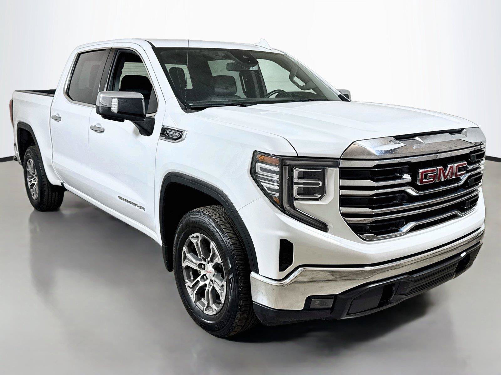 Certified 2025 GMC Sierra 1500 SLT RWD image 3