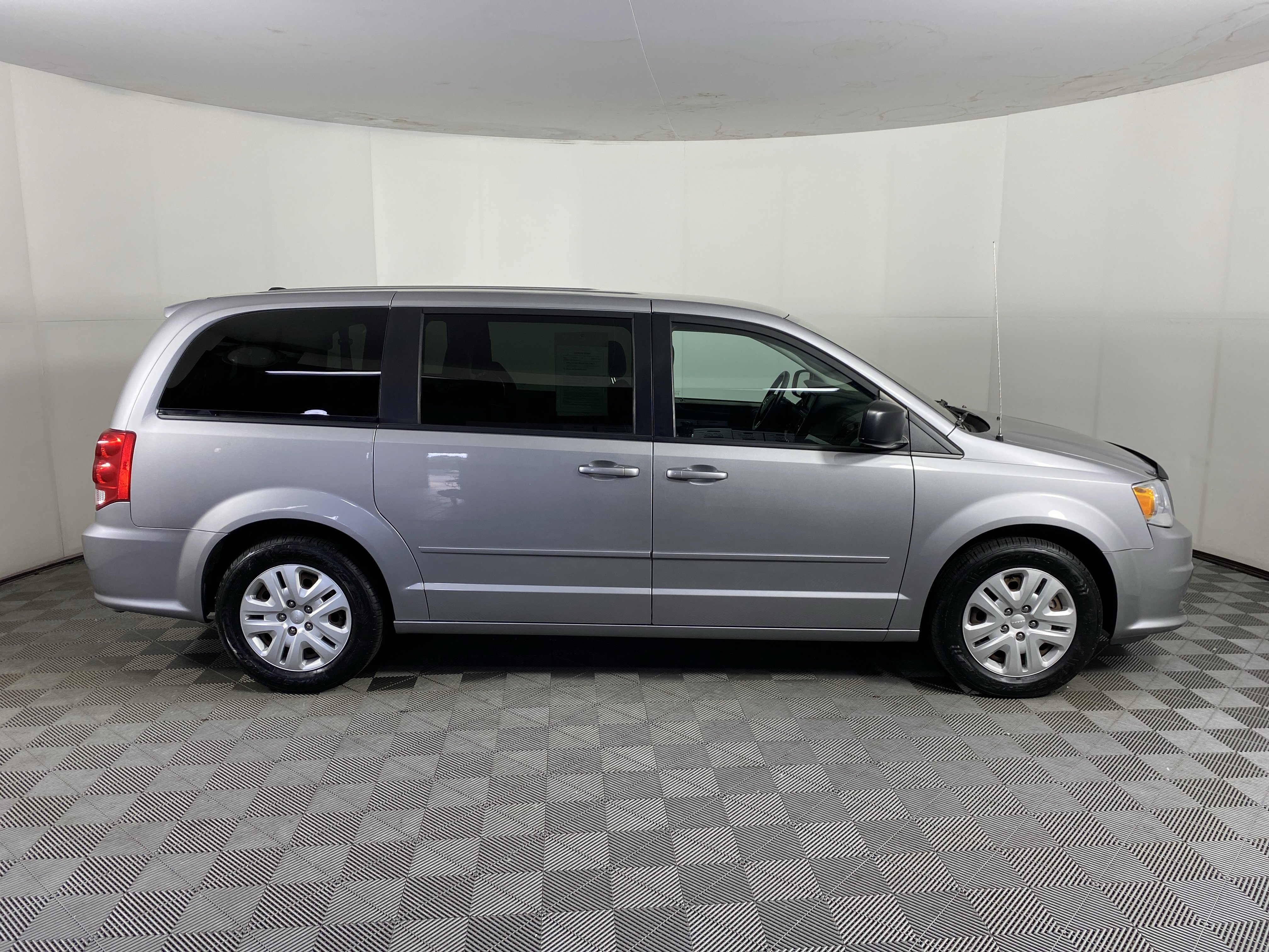 Used 2017 Dodge Grand Caravan SE w/ Power Window Group FWD image 5
