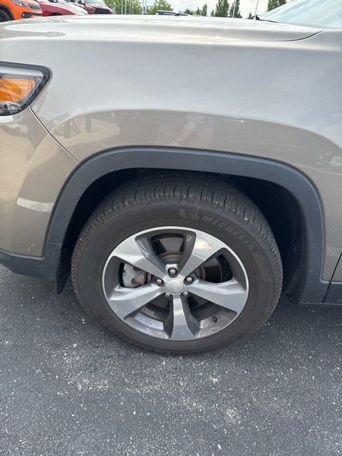 Used 2019 Jeep Cherokee Limited AWD/4WD image 7