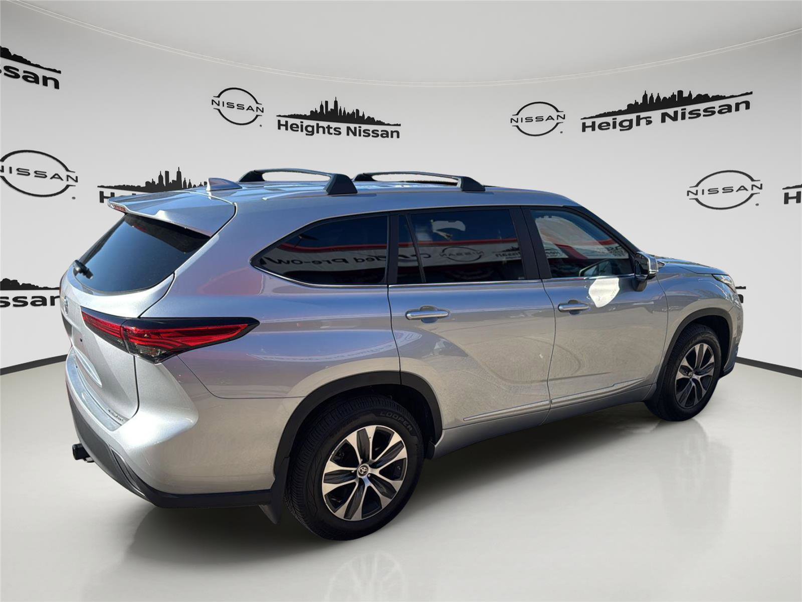 Used 2023 Toyota Highlander XLE AWD/4WD image 6