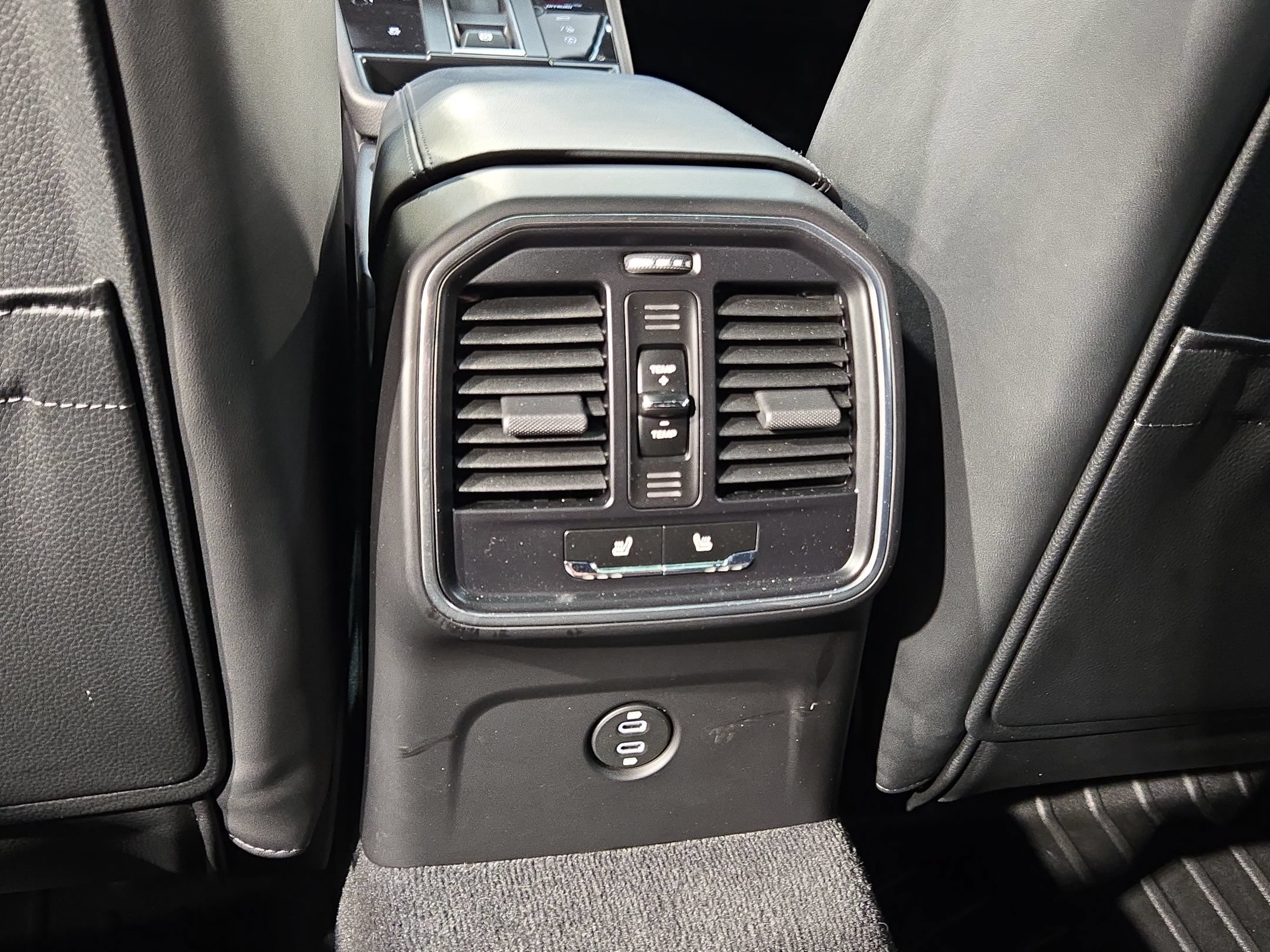 Used 2024 Porsche Macan AWD/4WD image 38