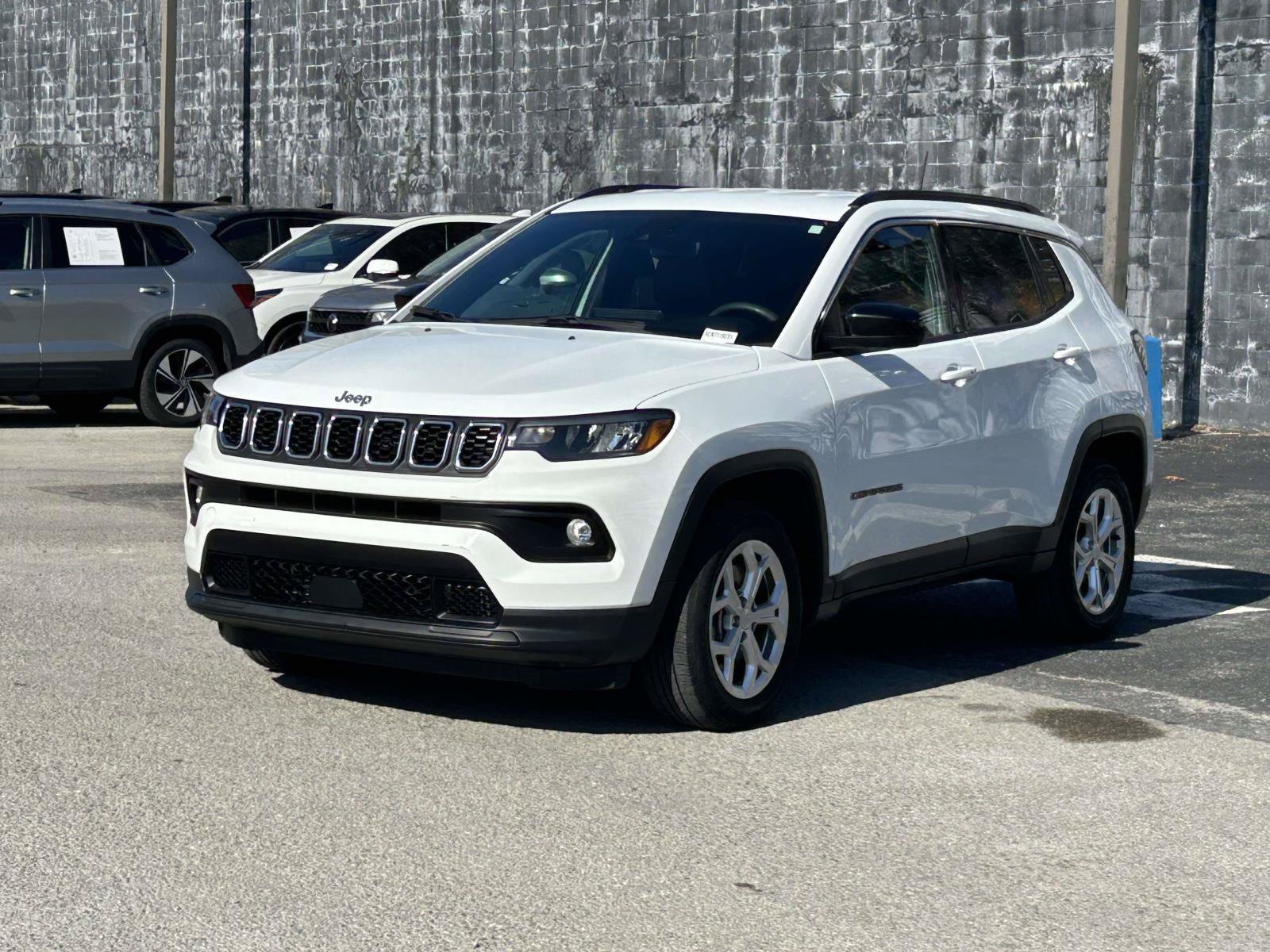 Used 2024 Jeep Compass Latitude AWD/4WD image 3