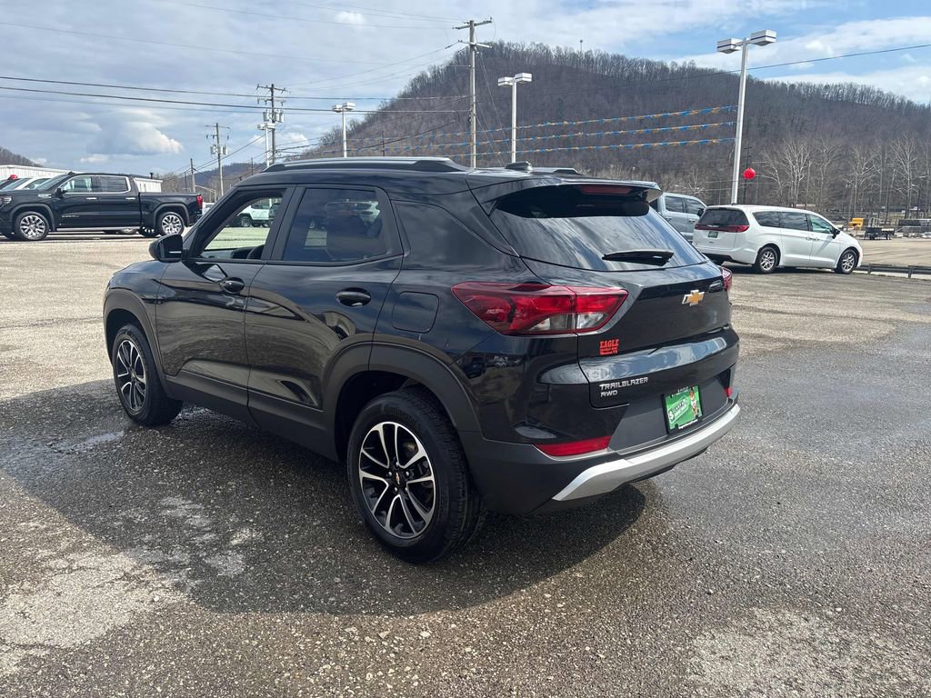 Used 2025 Chevrolet TrailBlazer LT image 3
