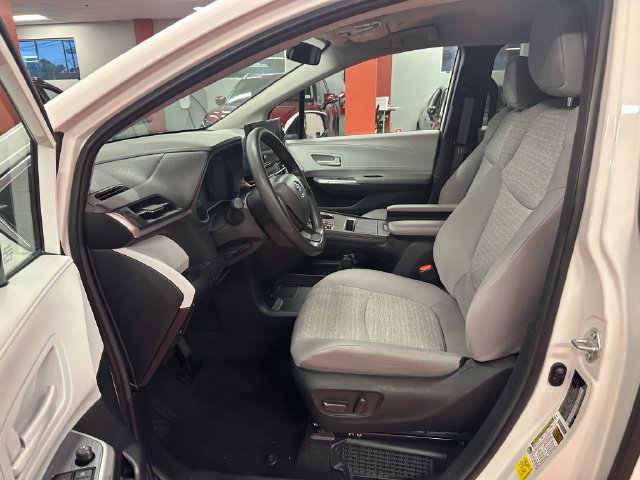 Certified 2025 Toyota Sienna LE FWD image 10