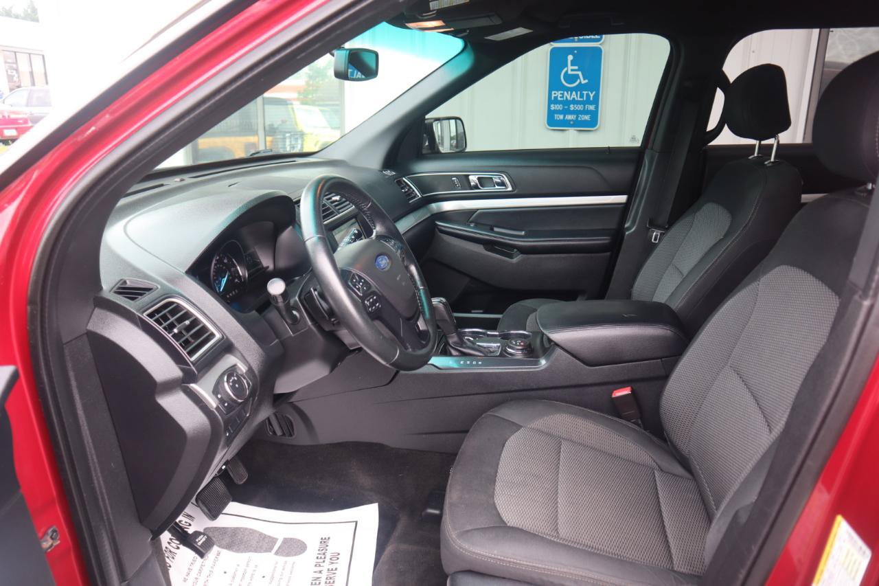 Used 2017 Ford Explorer XLT w/ Equipment Group 201A AWD/4WD image 57
