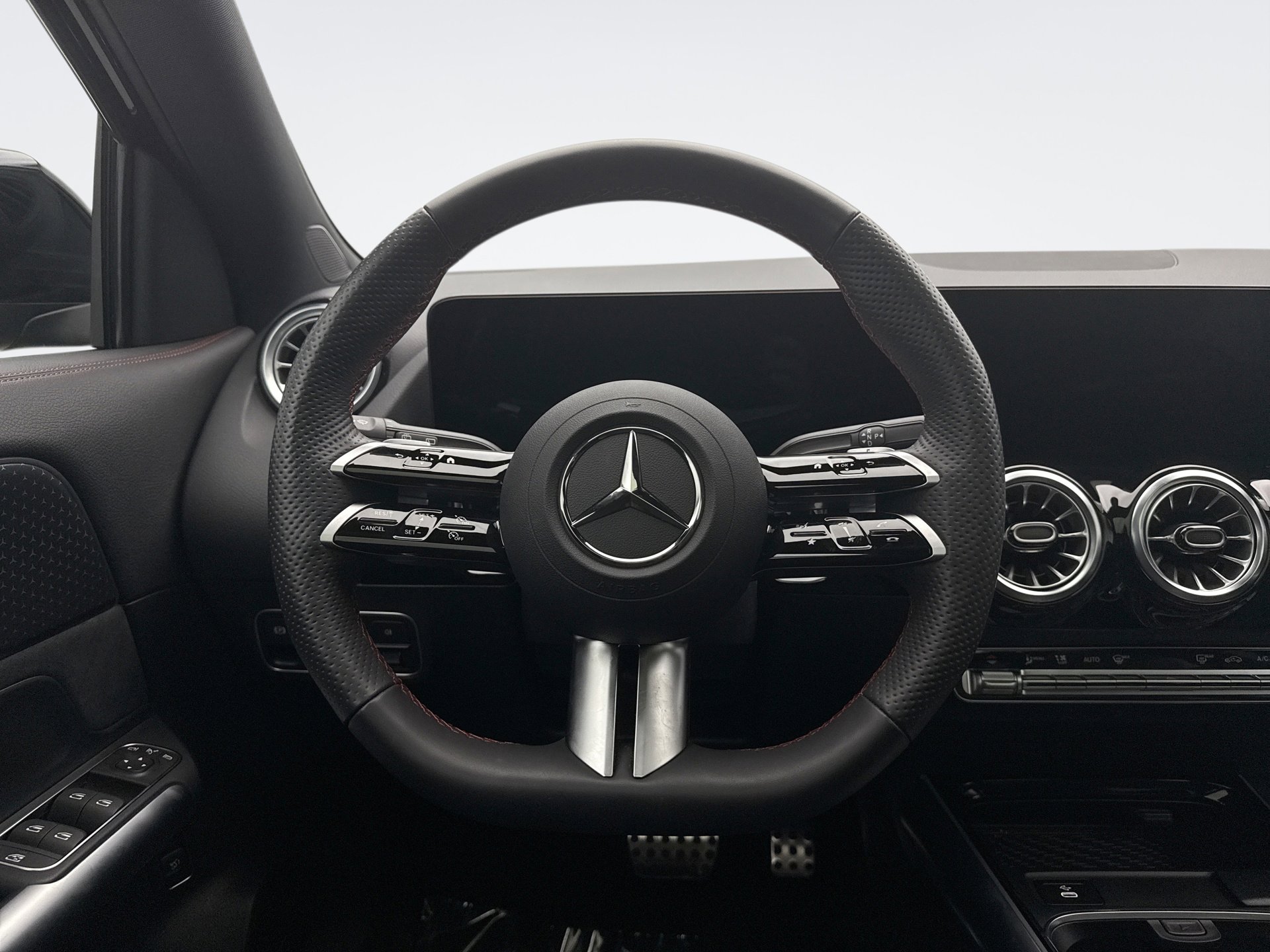 Used 2025 Mercedes-Benz GLA 250 4MATIC w/ AMG Night Package image 12