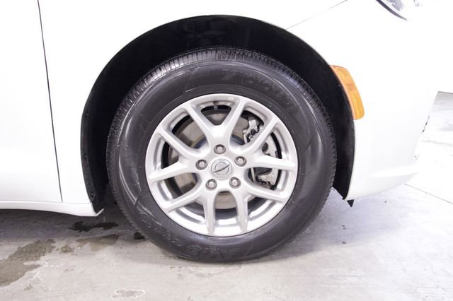 Used 2024 Chrysler Pacifica Touring-L image 13