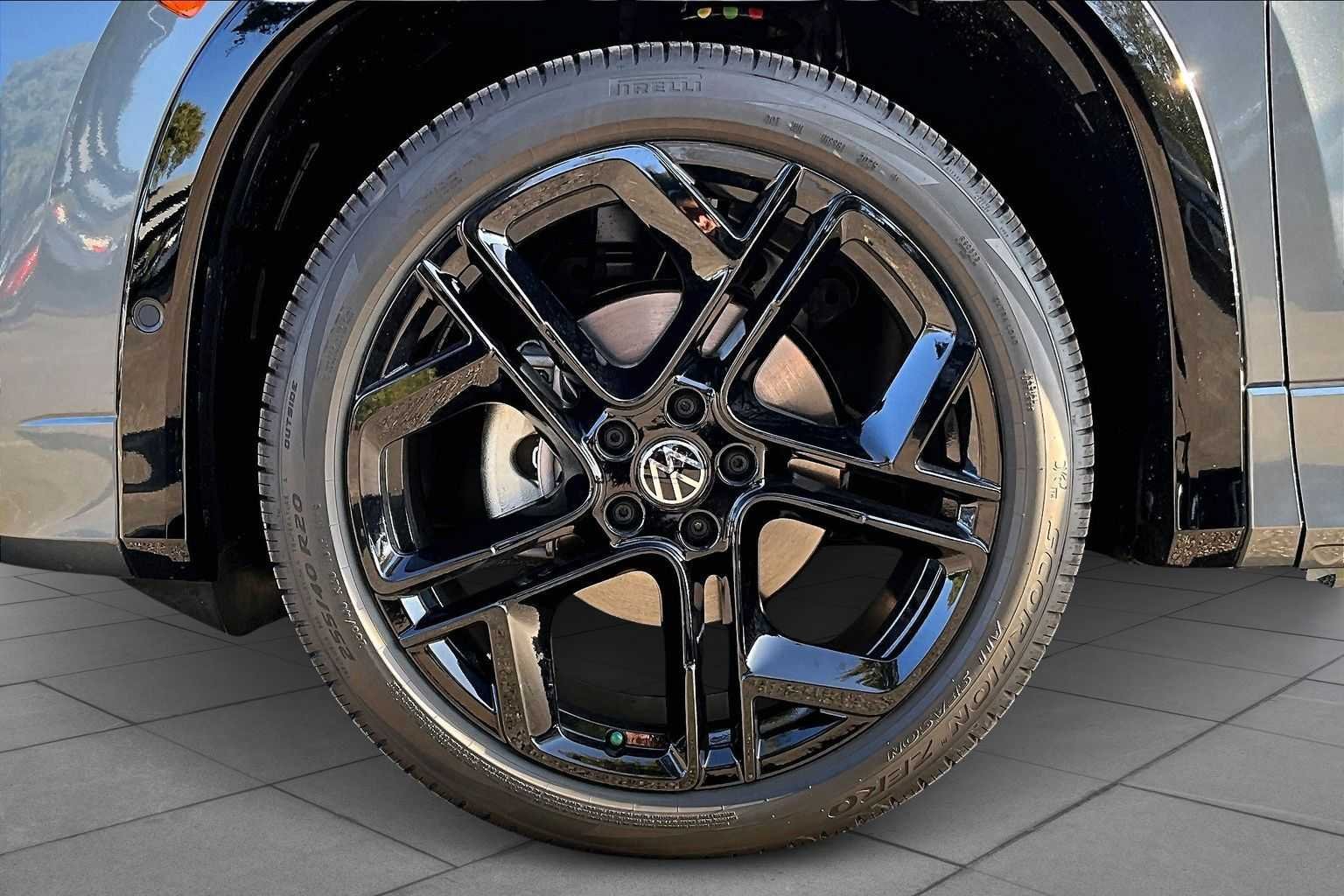 New 2026 Volkswagen Tiguan SE R-Line FWD image 11
