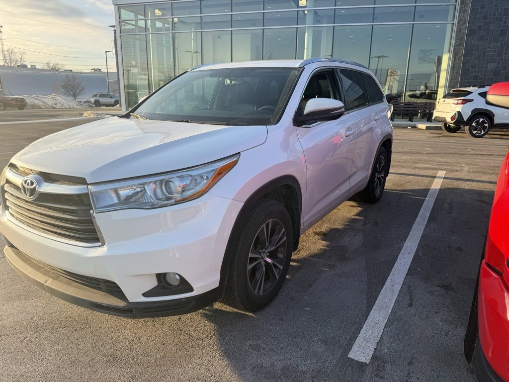Used 2016 Toyota Highlander XLE w/ Preferred Accessory Package image 3